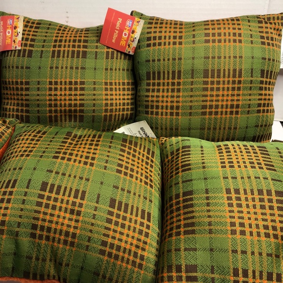 6x plaid pillows 10”x10”, value $48 - Picture 6 of 12